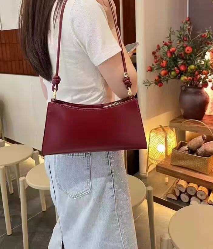 Women's Minimalist Genuine Leather Baguette Shoulder Bag photo review