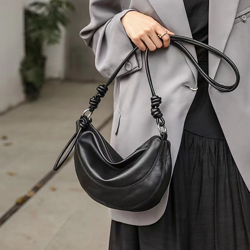 Minimalistische Damen Crossbody Satteltasche aus echtem Leder mit Reißverschluss