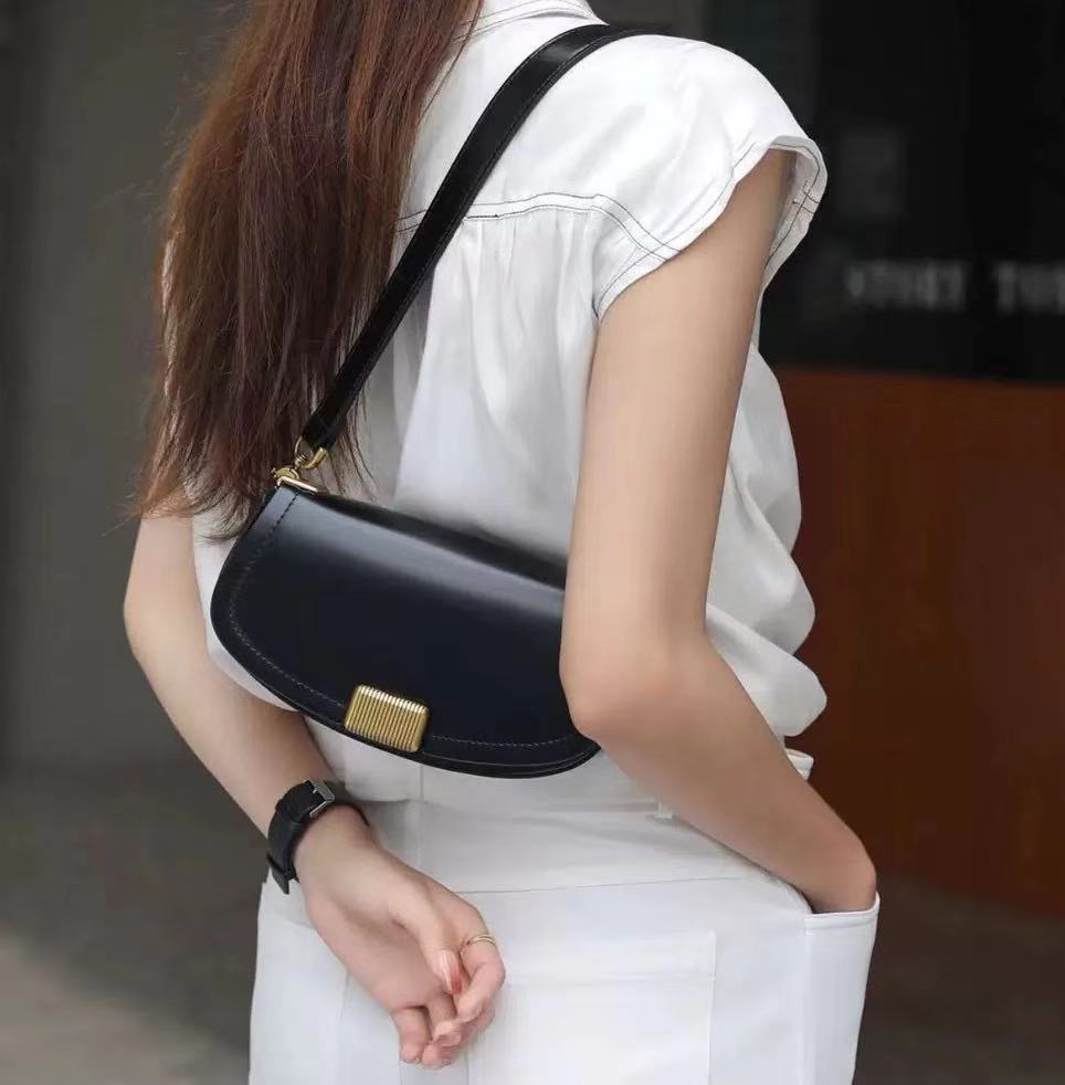 Women's Vintage Lock Buckle Crossbody Shoulder Saddle Bag in Genuine Leather photo review