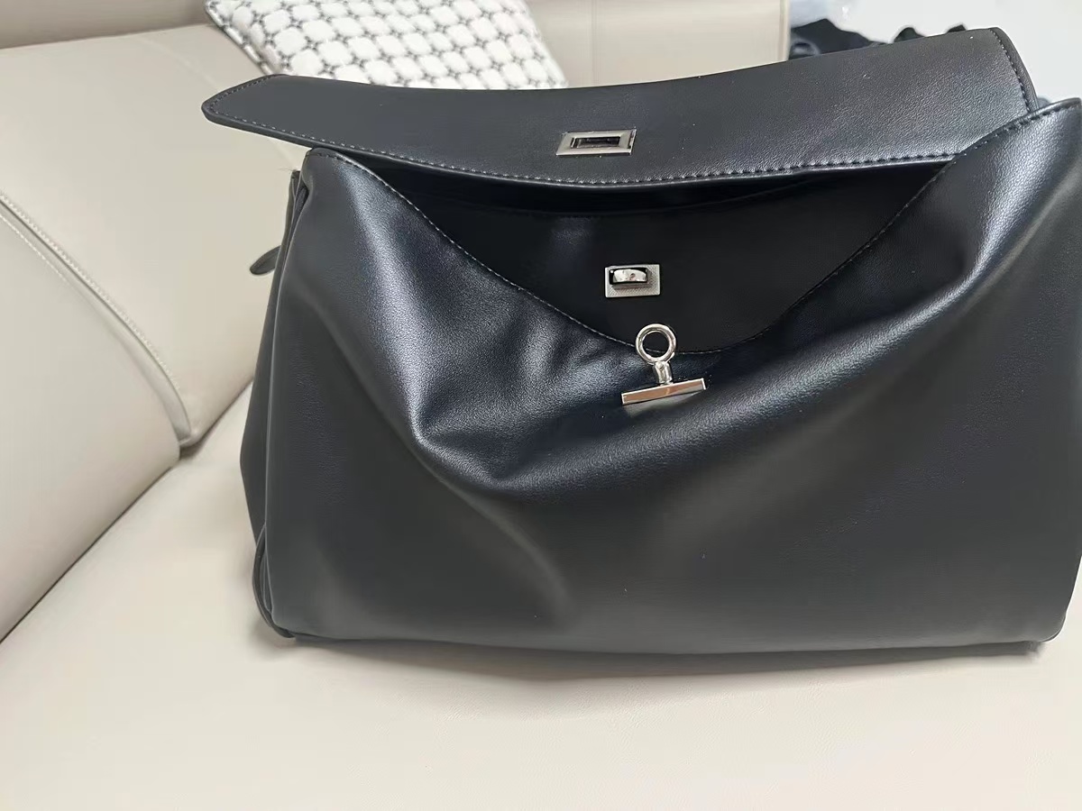 Women's Black Leather Lock Crossbody Shoulder Bag photo review