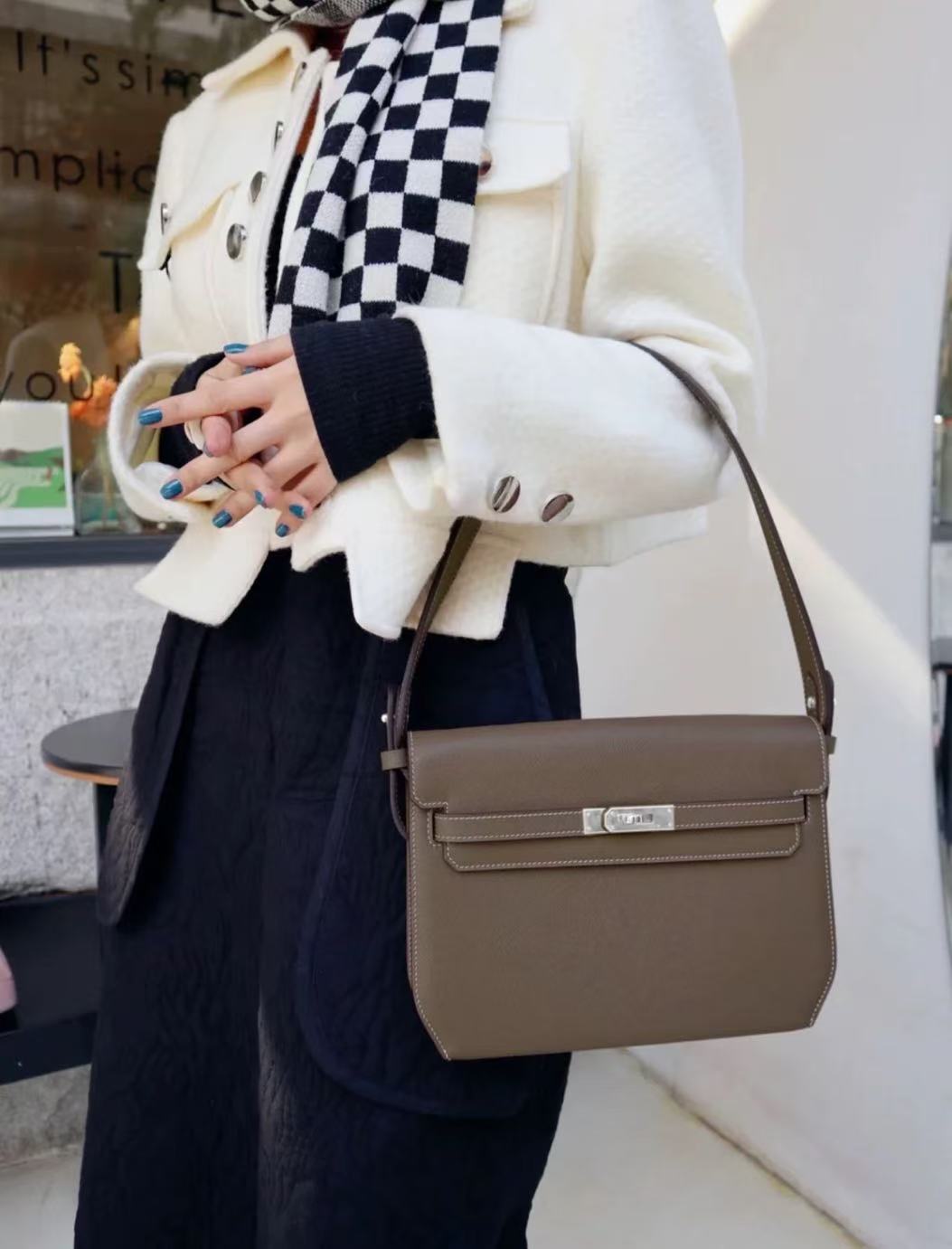 Damen Echtleder Schloss Crossbody Umhängetasche In Minimalistisch photo review