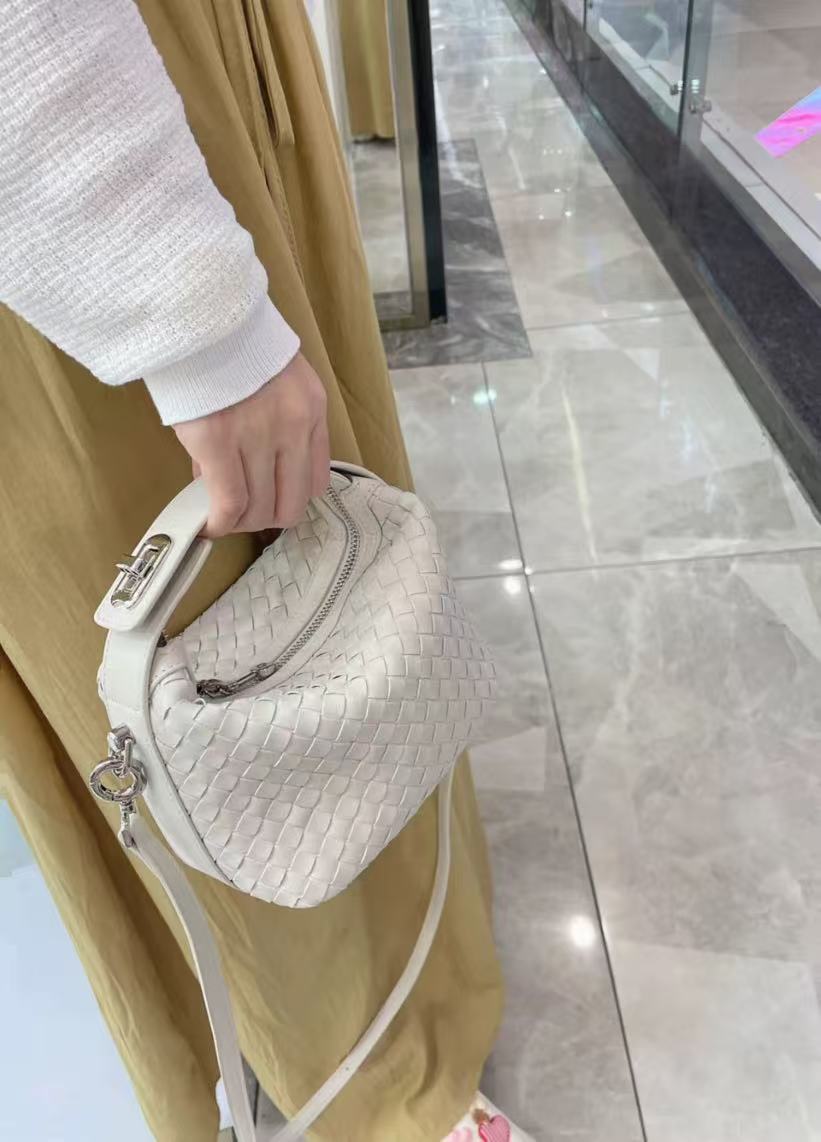 Women's Minimalist Woven Genuine Leather Crossbody Handbag photo review