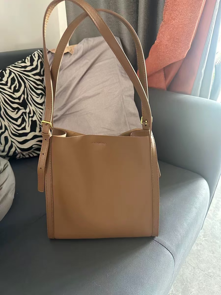 Women's Minimal Square Tote in Genuine Leather photo review