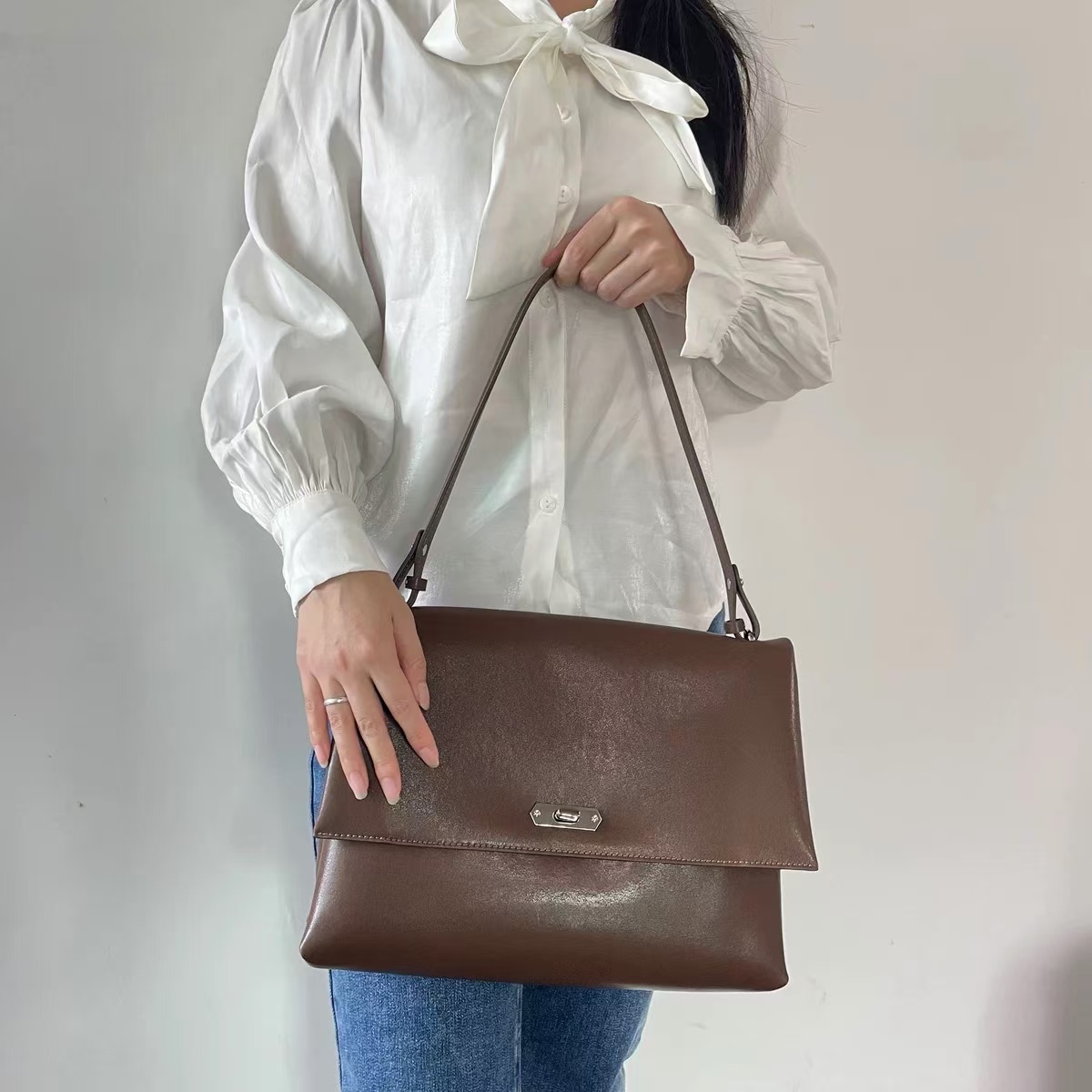 Women's Minimalist Genuine Leather Flap Shoulder Bag photo review