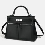 Minimalistische Damen Tasche aus echtem Leder mit zwei Reißverschlusstaschen und Verschluss am oberen Griff