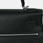 Minimalistische Damen Tasche aus echtem Leder mit zwei Reißverschlusstaschen und Verschluss am oberen Griff
