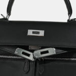 Minimalistische Damen Tasche aus echtem Leder mit zwei Reißverschlusstaschen und Verschluss am oberen Griff