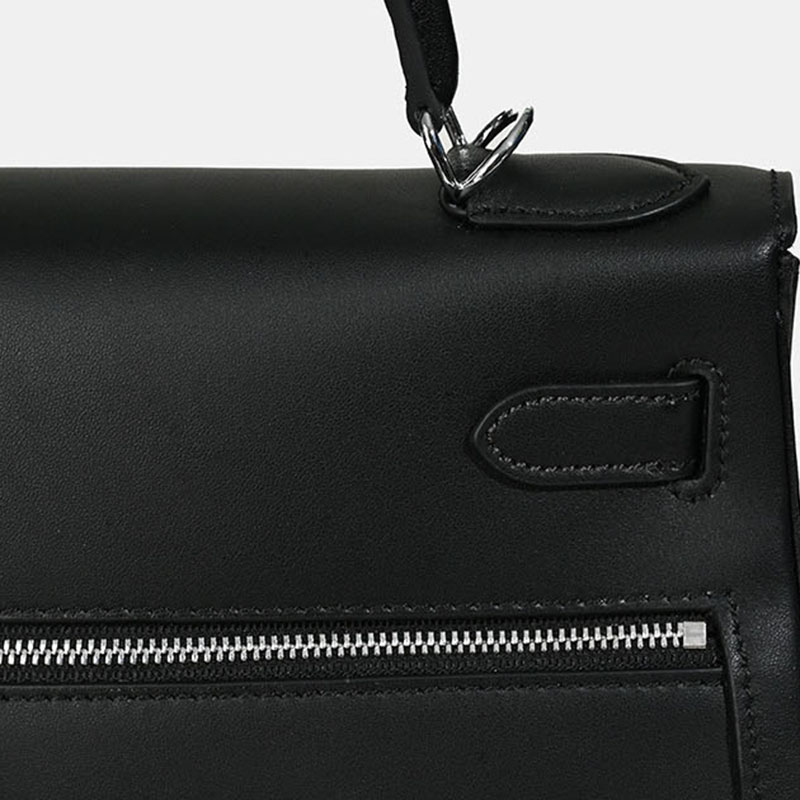 Minimalistische Damen Tasche aus echtem Leder mit zwei Reißverschlusstaschen und Verschluss am oberen Griff