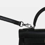 Minimalistische Damen Tasche aus echtem Leder mit zwei Reißverschlusstaschen und Verschluss am oberen Griff