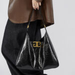 Women's Vintage Oil Wax Genuine Leather Clasp Accent Hobo Bag