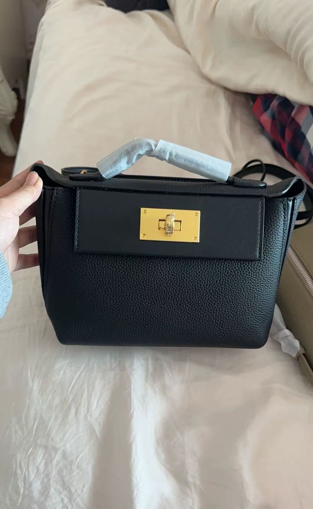 Minimalistische Damen Leder Schloss Verschluss Knödel-förmige Top Handle Tasche photo review