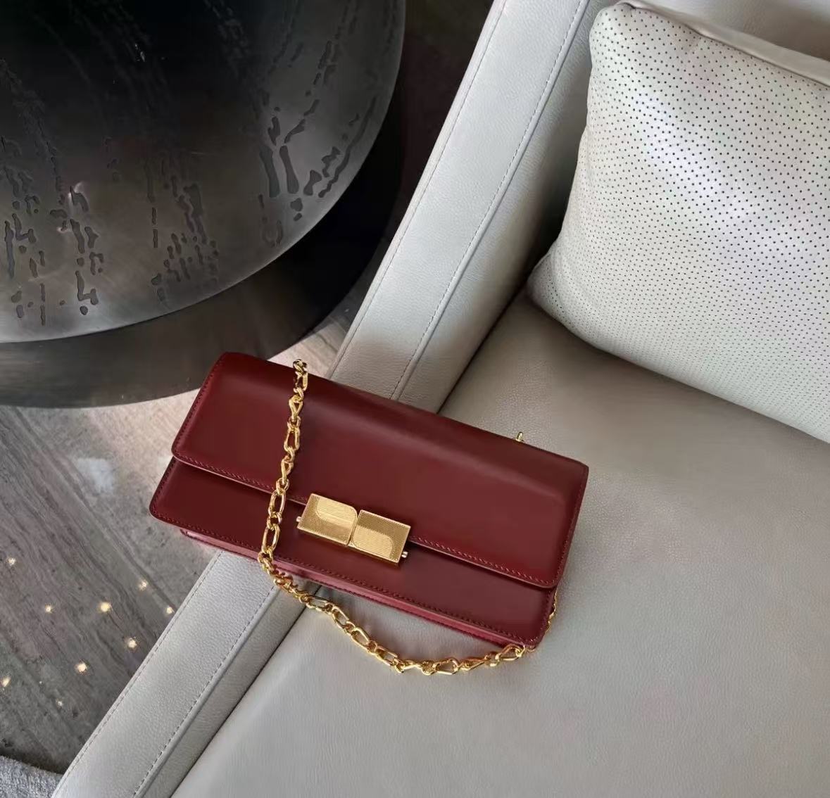 Pochette en cuir véritable pour femmes avec chaînes à l'épaule photo review