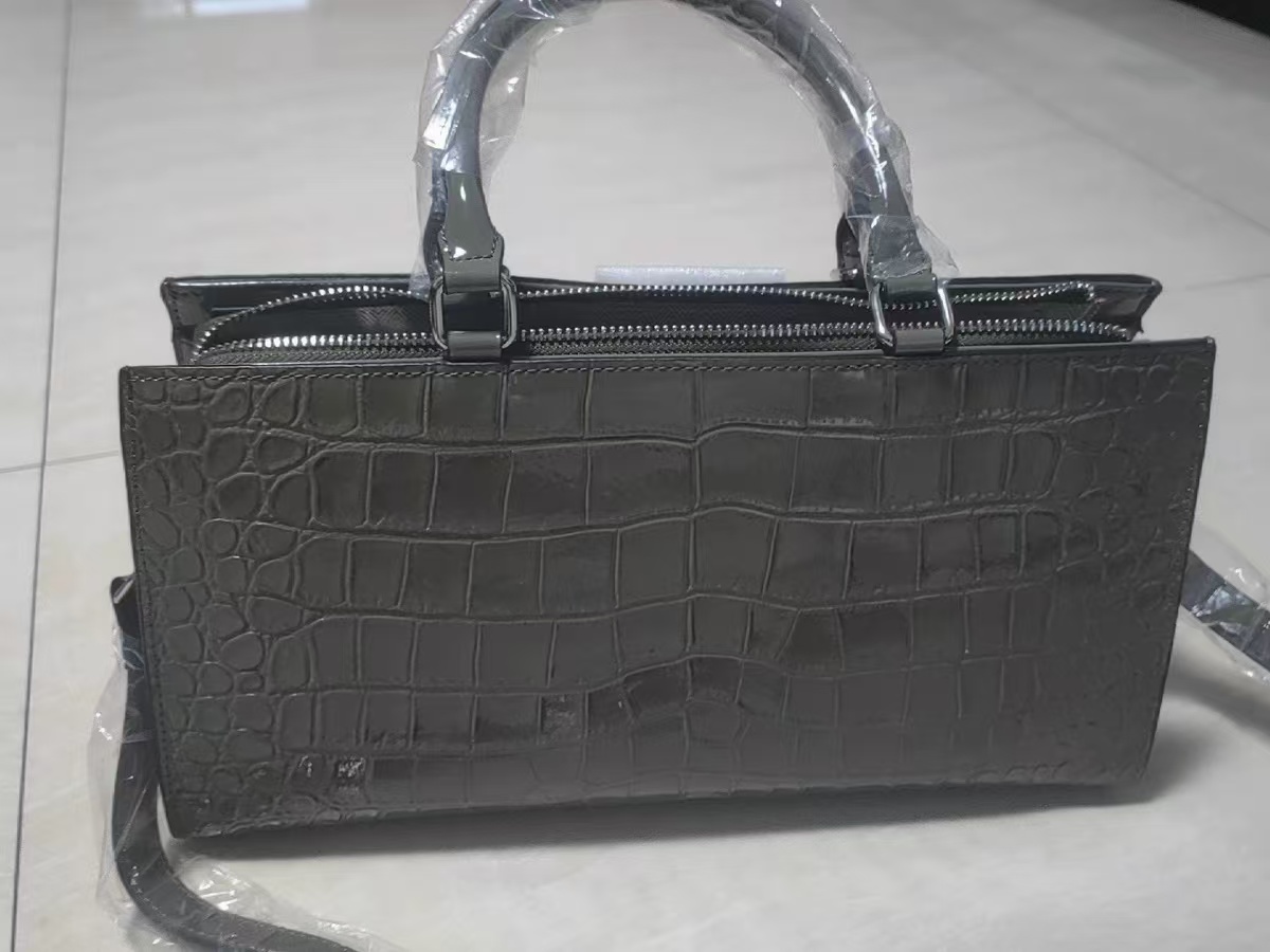 Sac à bandoulière en crocodile de cuir verni gris avec boucles sur le dessus photo review