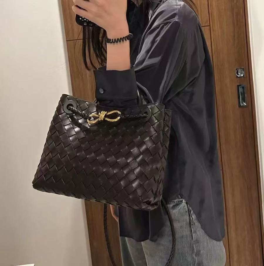 Women's Woven Leather Crossbody Top Handle Bag mit Diamanten-Muster photo review