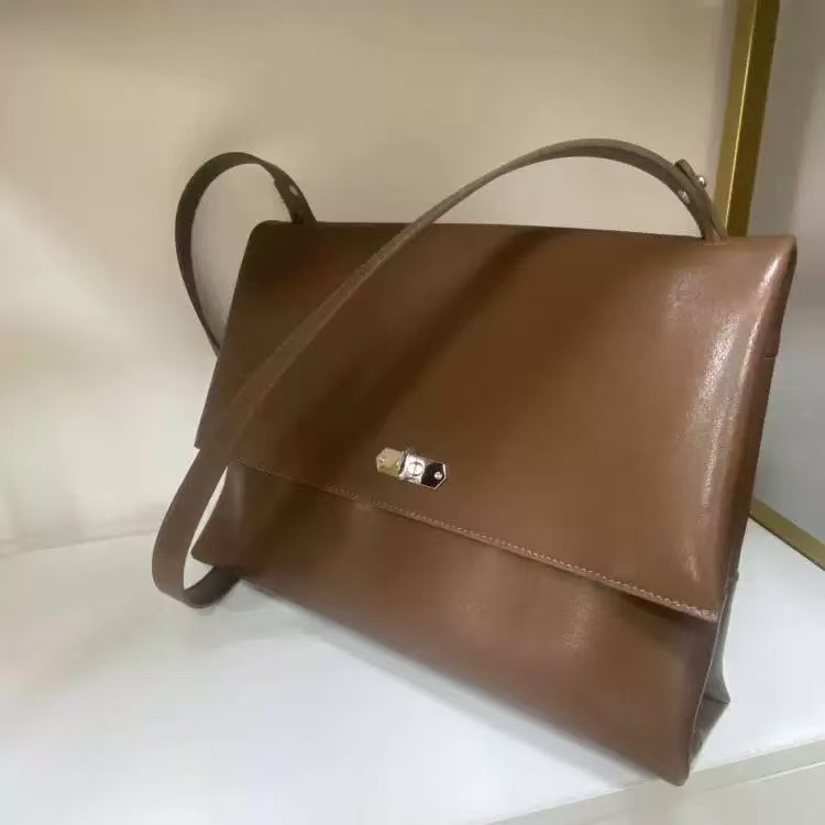 Minimalistische Damen Umhängetasche aus echtem Leder photo review