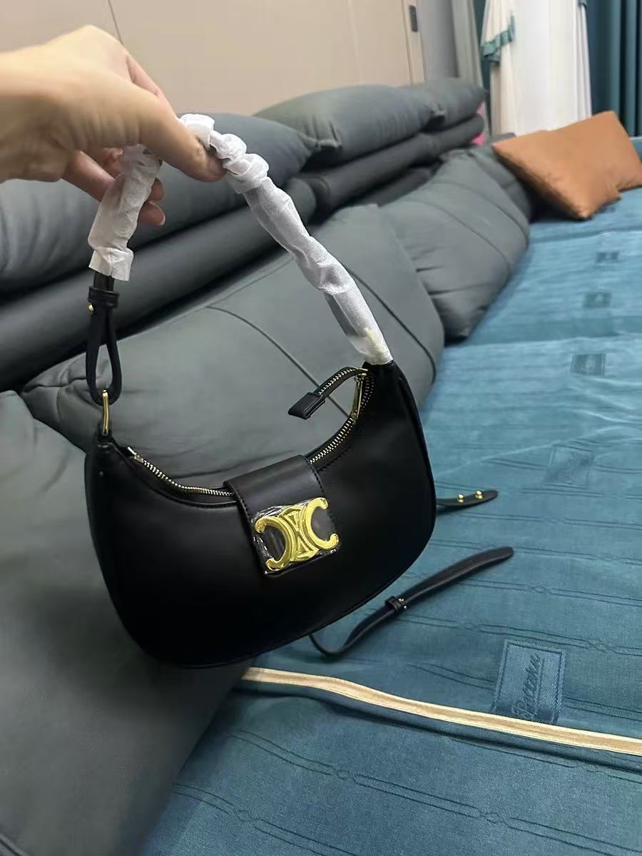 Women's Genuine Leather Minimalist Crossbody Shoulder Bag with Magnetic Closure photo review