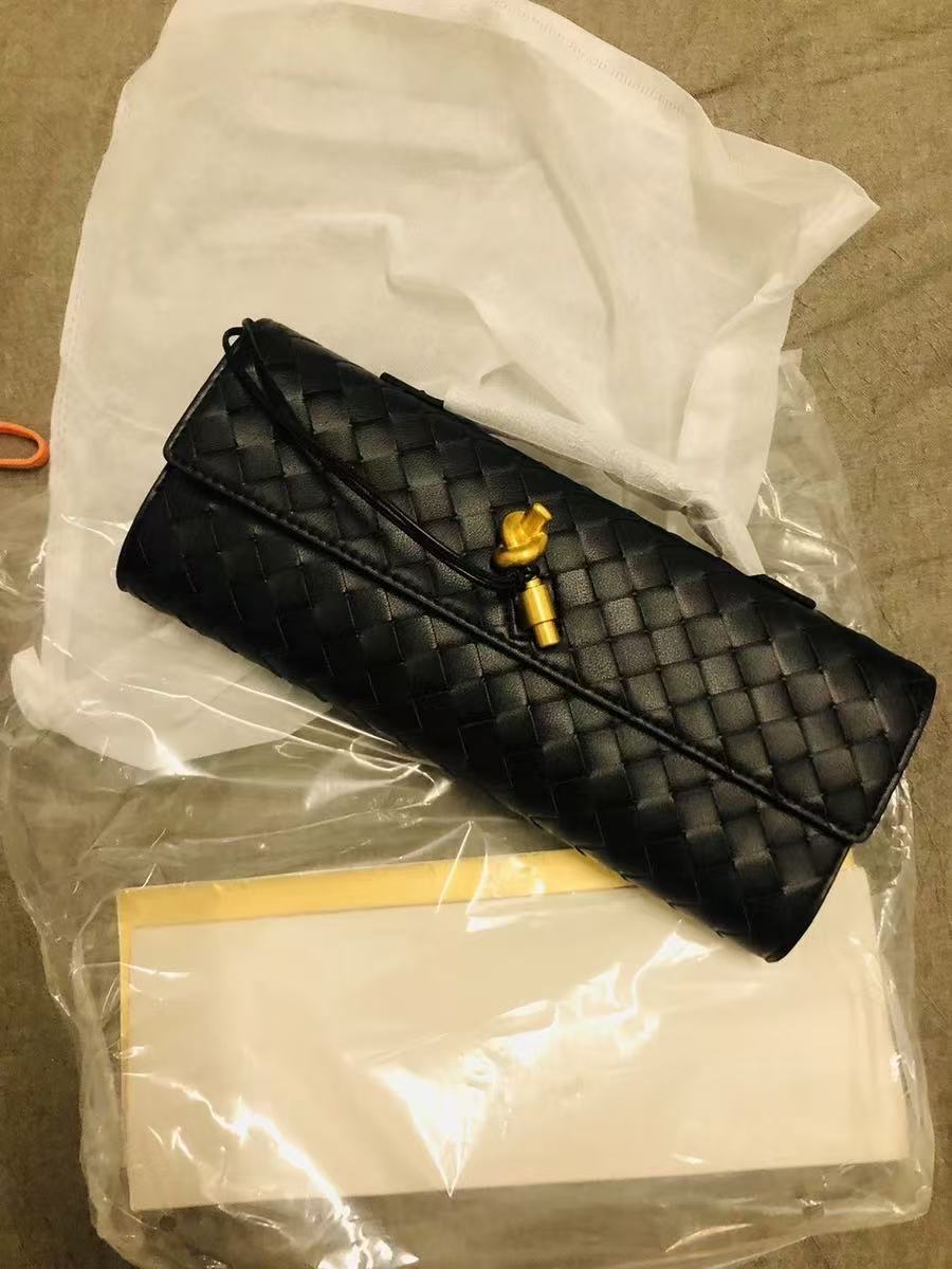Women's Minimalist Woven Genuine Leather Crossbody Baguette Handbags photo review