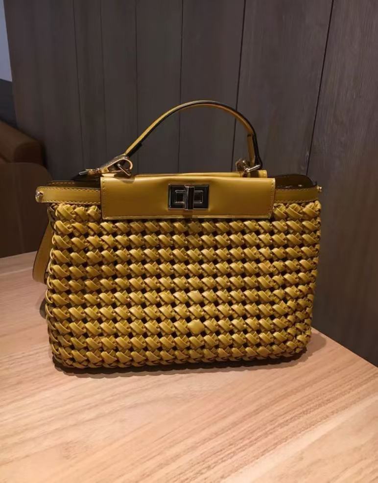 Women's Woven PU Lock Buckle Crossbody Umhängetaschen photo review