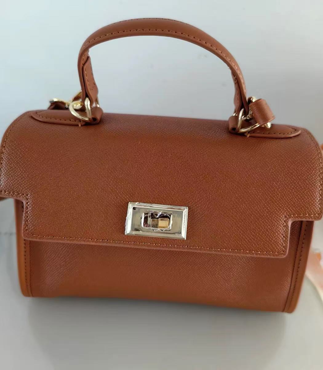 Sac à main en cuir véritable pour femmes avec fermeture à rabat et verrou photo review