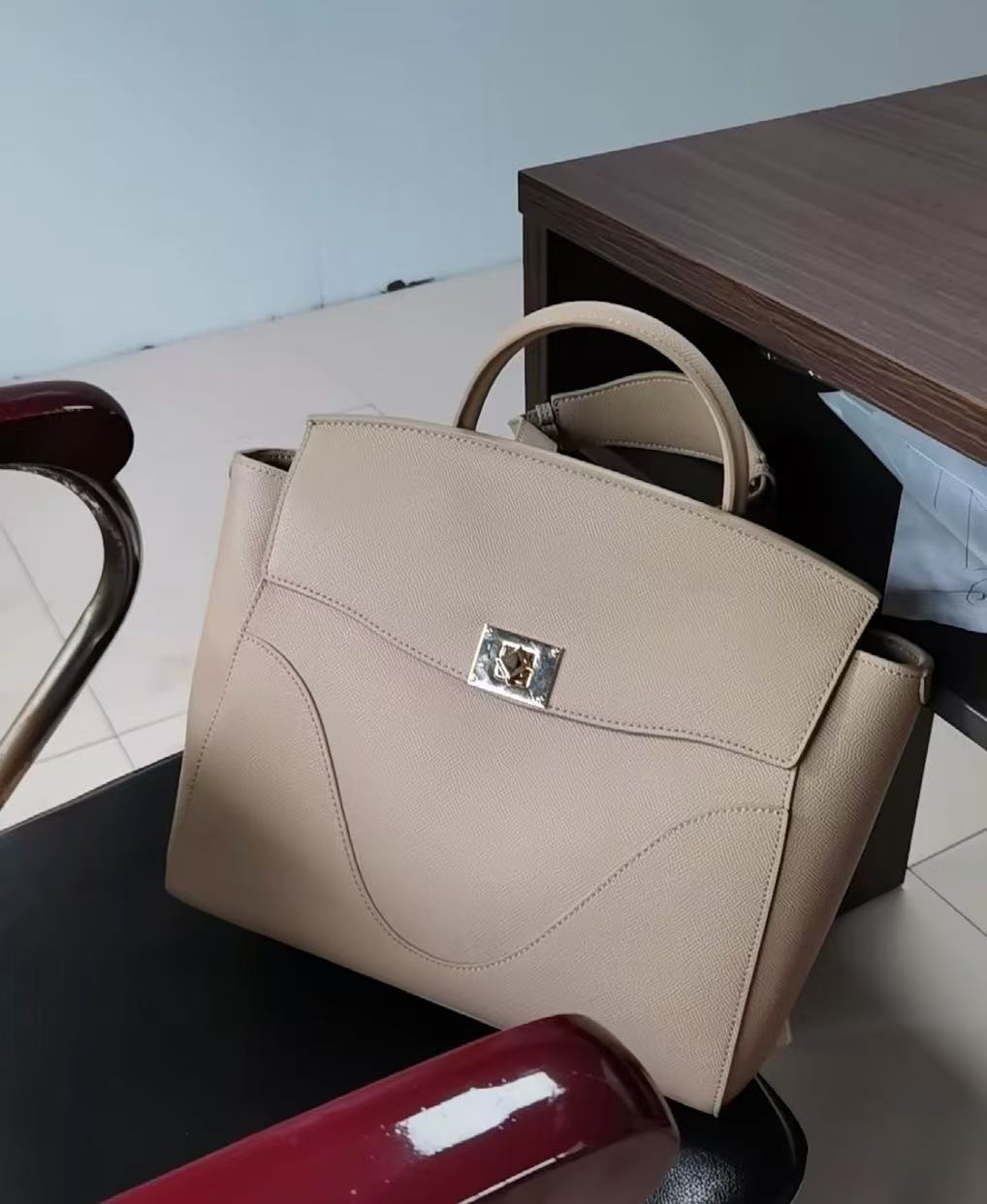 Women's Large Capacity Leather Shoulder Bag for Daily Use photo review
