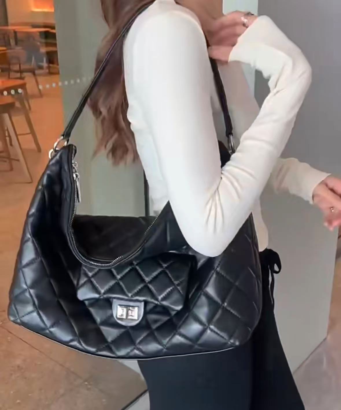Sac hobo à bandoulière en cuir noir matelassé pour femmes photo review