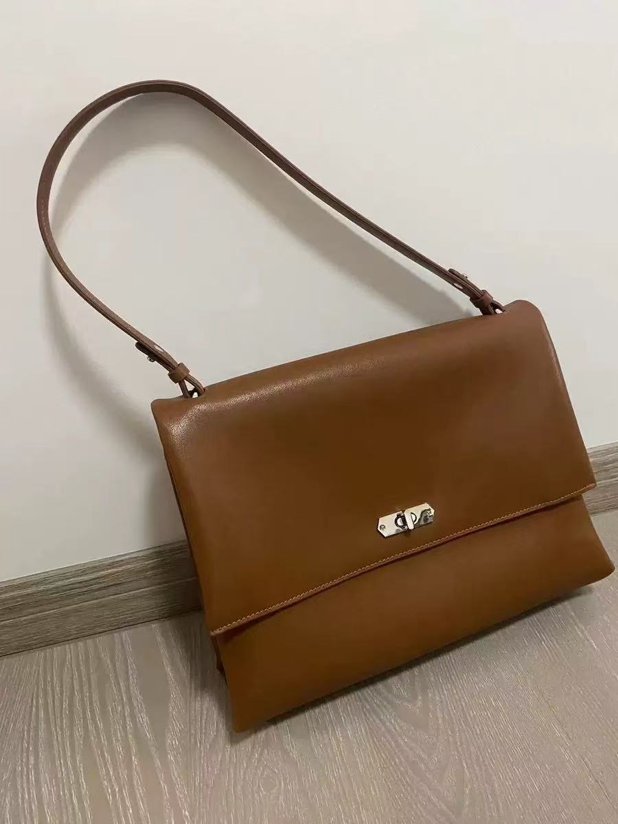 Minimalistische Damen Umhängetasche aus echtem Leder photo review