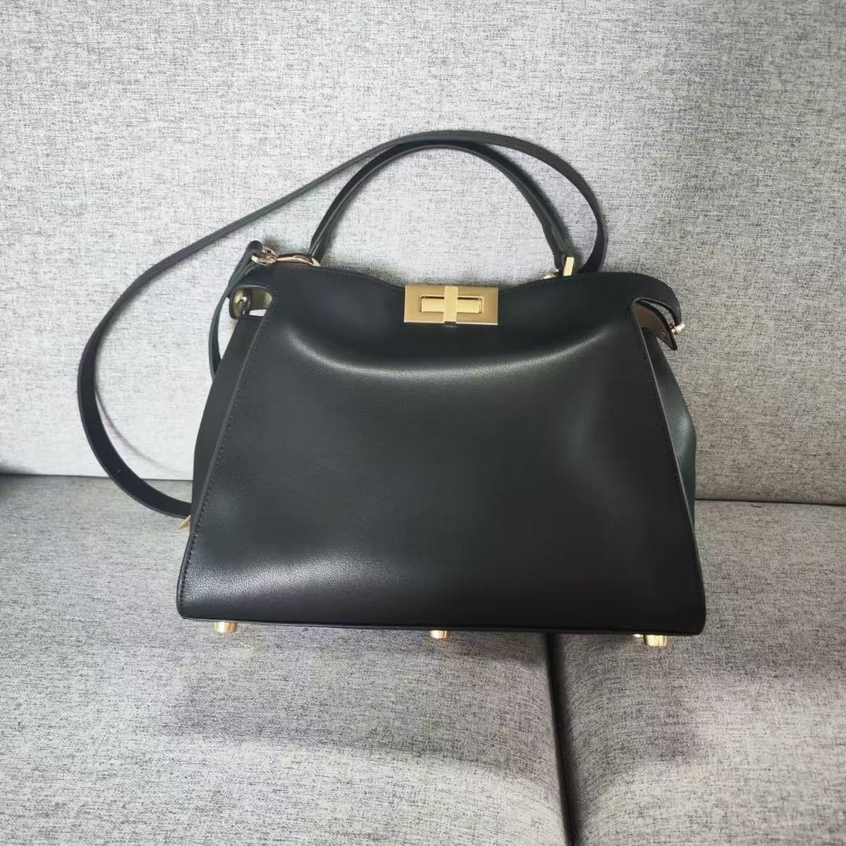 Minimalistische Damen Leder Twist-Lock Crossbody Handtasche photo review