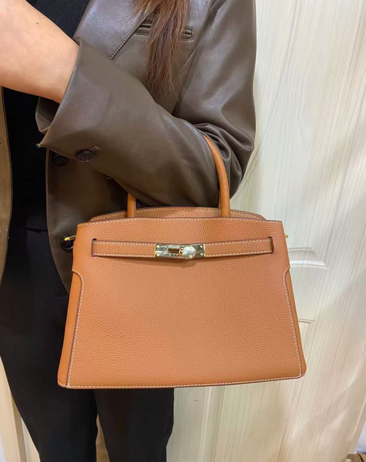 Minimalistische Damen Echtleder Verschluss Crossbody Top Handtasche photo review