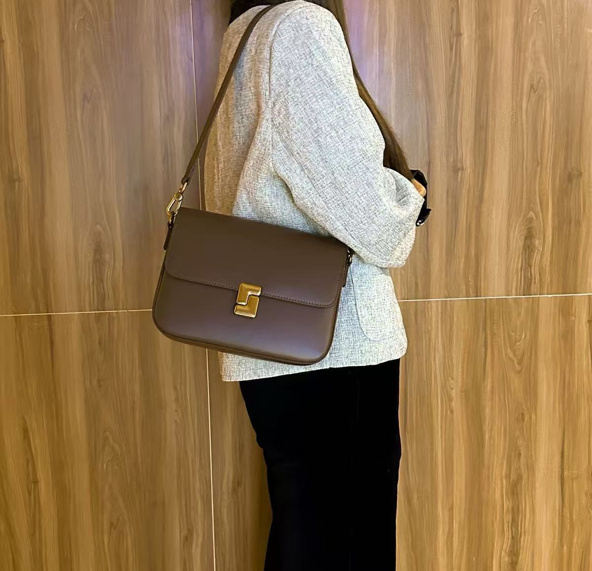 Minimalistische Damen Leder Crossbody Umhängetasche mit Magnetverschluss photo review