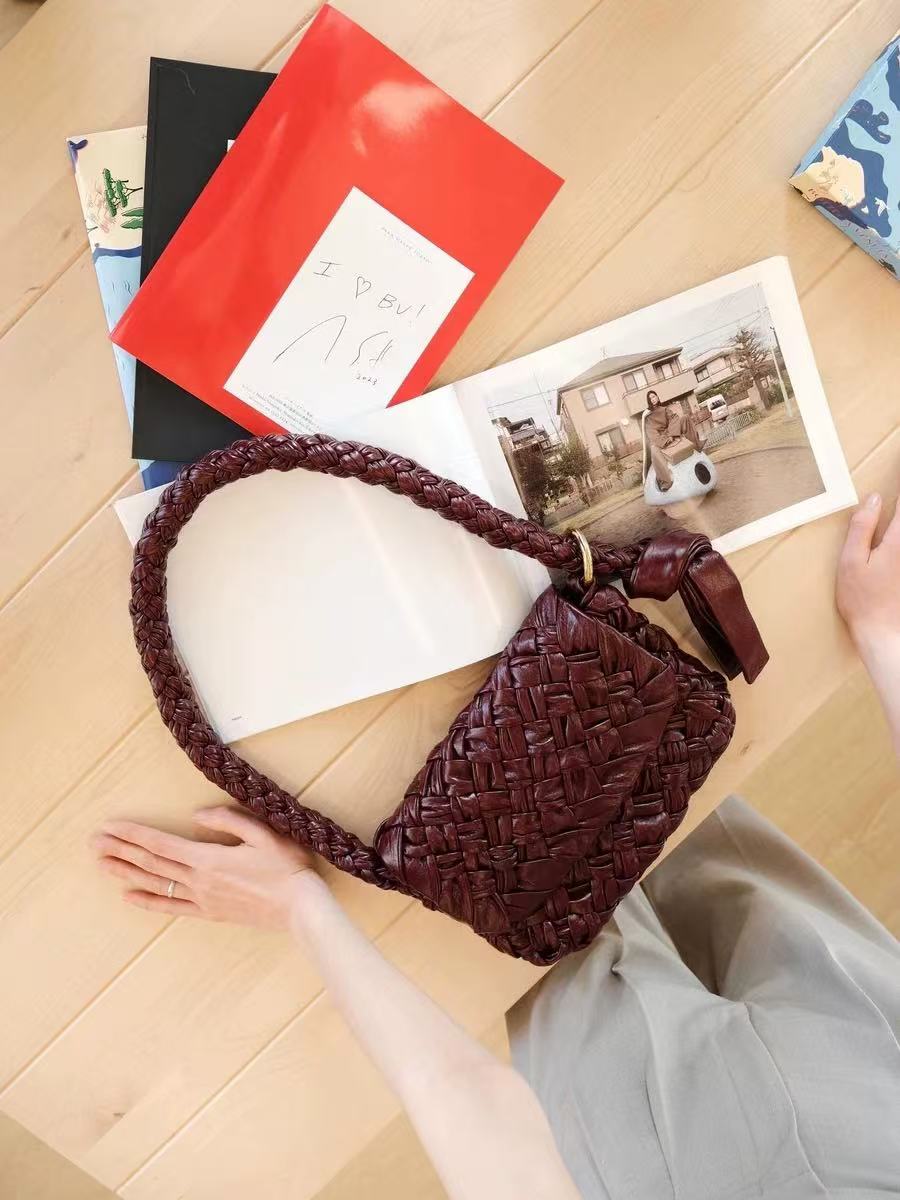 Women's Woven Waxed Genuine Leather Pleated Shoulder Bag photo review