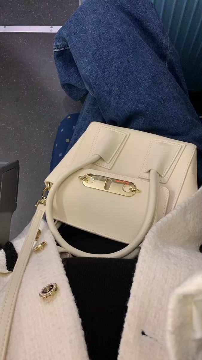Sac à main Minimalist Genuine Leather Lock Buckle Double Wing Crossbody Shoulder Handbag photo review