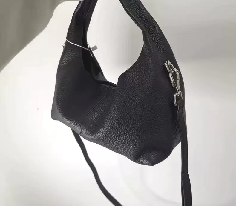 Women's Genuine Leather Minimalist Dumpling-Shaped Magnetic Closure Handbag photo review