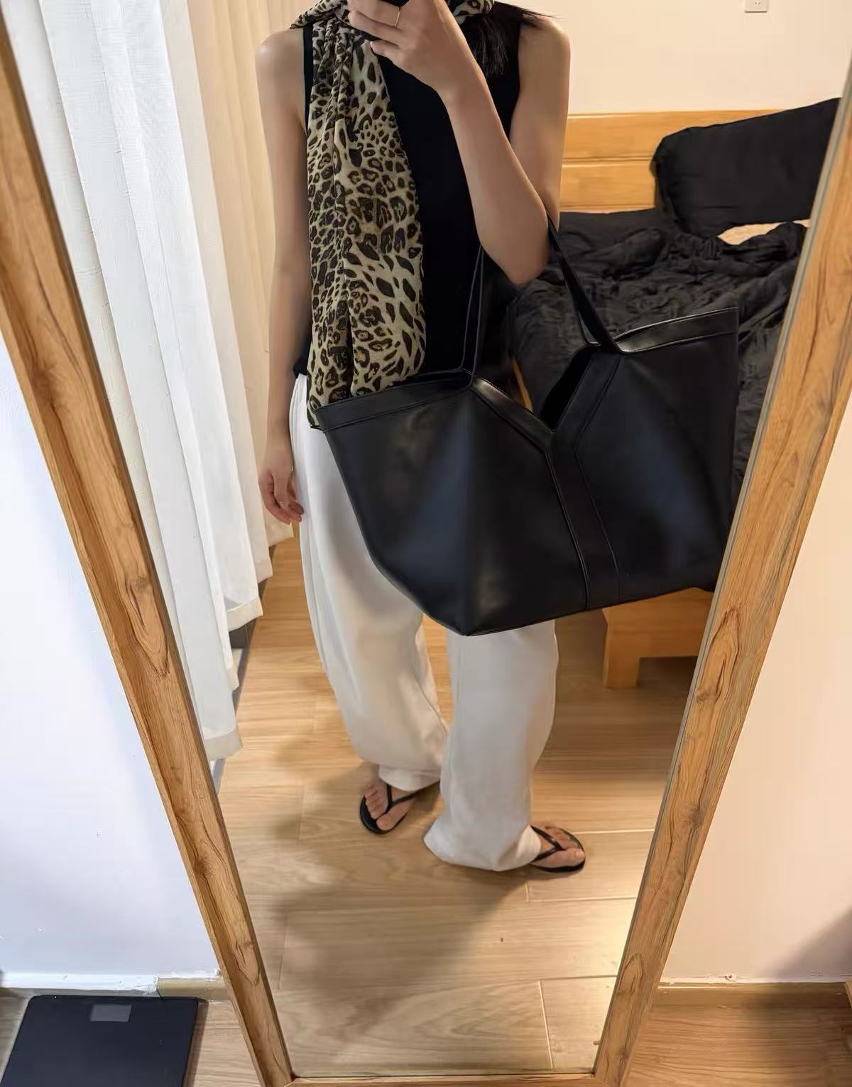 Minimalistische V-förmige Tote Tasche aus echtem Leder für Damen photo review