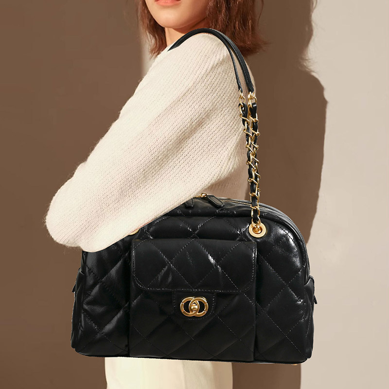 Schwarze minimalistische Damen Tasche aus gestepptem Leder Kette Boston Baguette