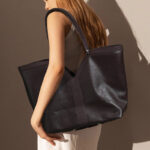 Minimalistische V-förmige Tote Tasche aus echtem Leder für Damen