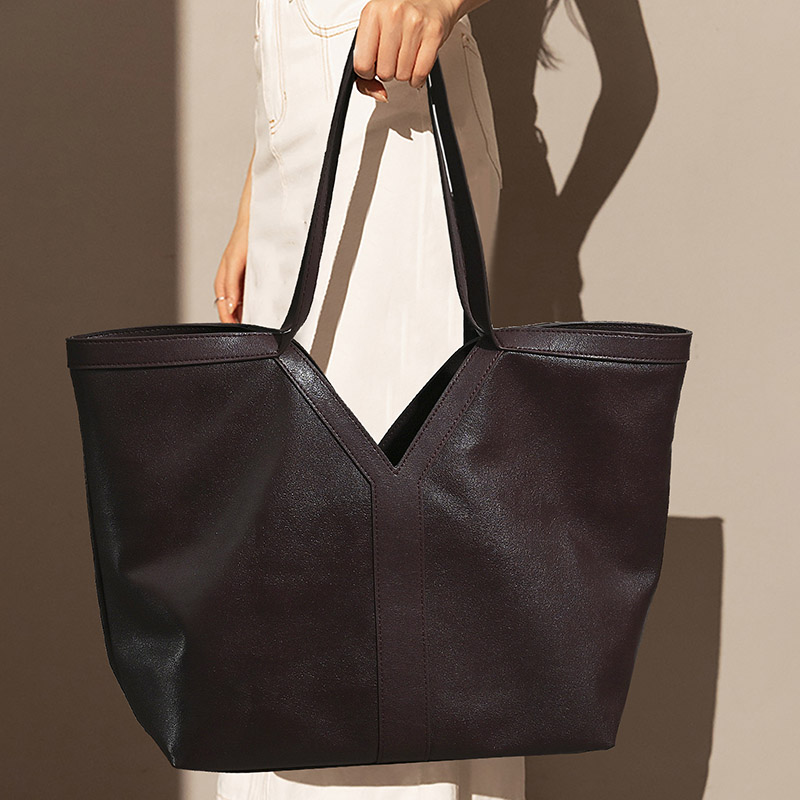 Minimalistische V-förmige Tote Tasche aus echtem Leder für Damen