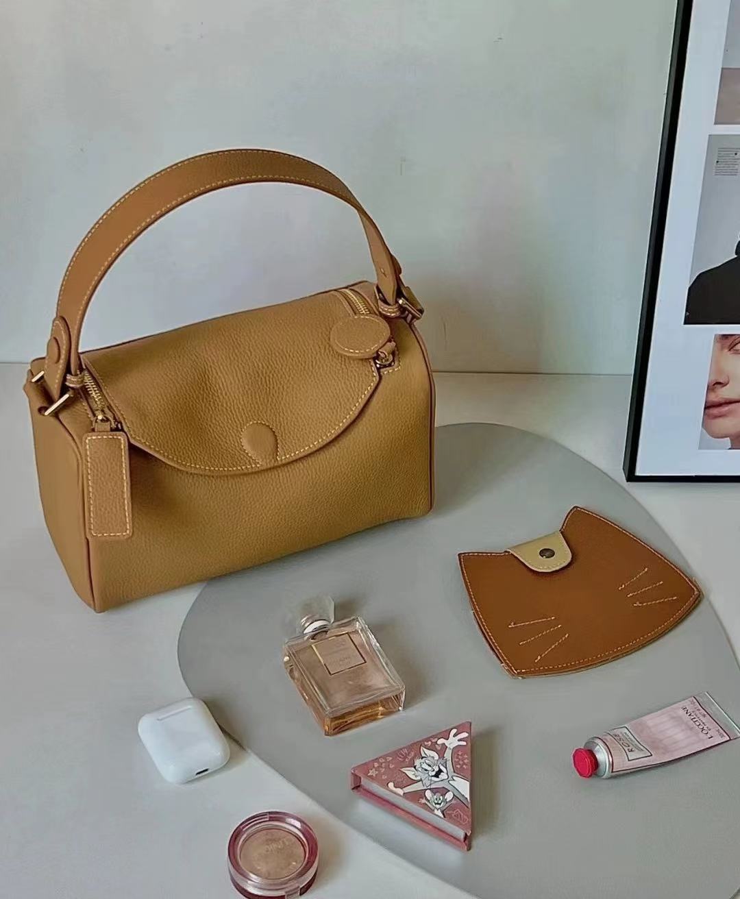 Women's Minimalist Leather Zipper Closure Hobo Bag with Crossbody Strap photo review