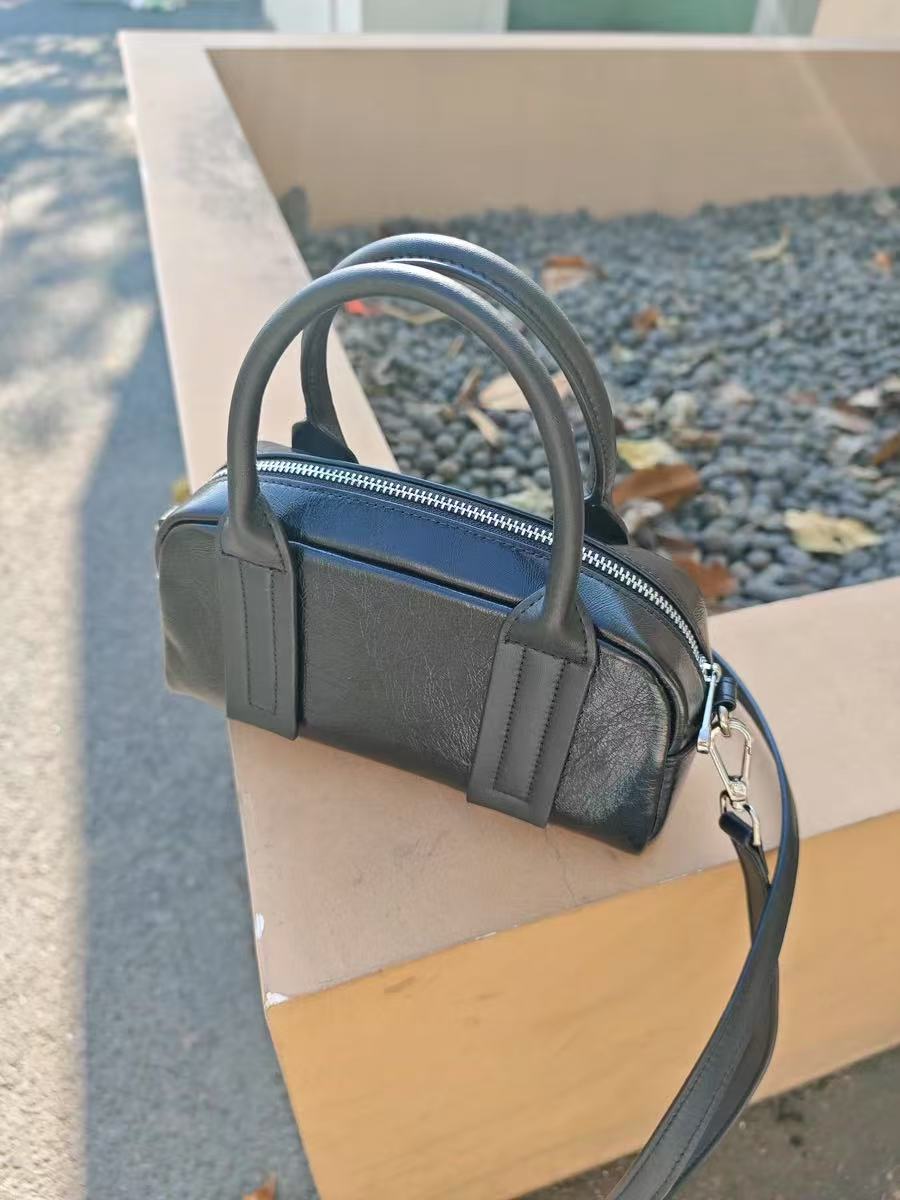 Minimalistische Crossbody Handtasche aus echtem Leder in Kissenform für Damen photo review
