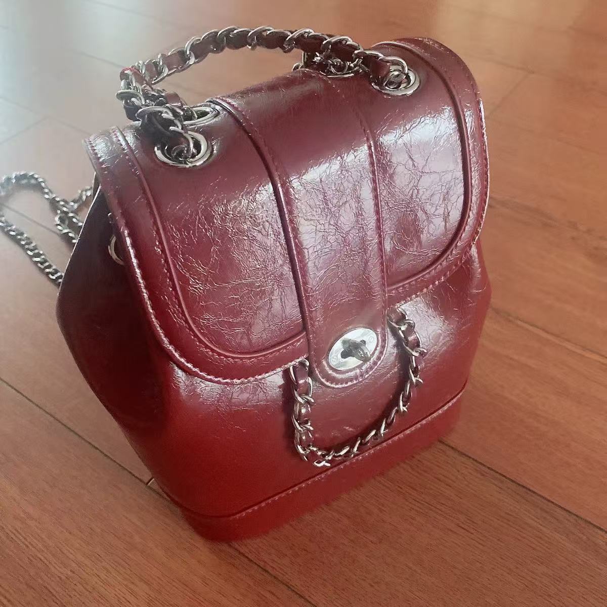 Sac à dos vintage en cuir véritable pour femmes avec sangle en chaîne en fer photo review