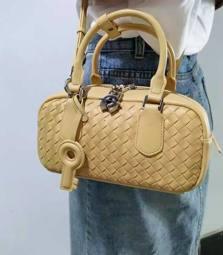 Minimalistische Damen Tasche mit gewebtem Ledergriff photo review