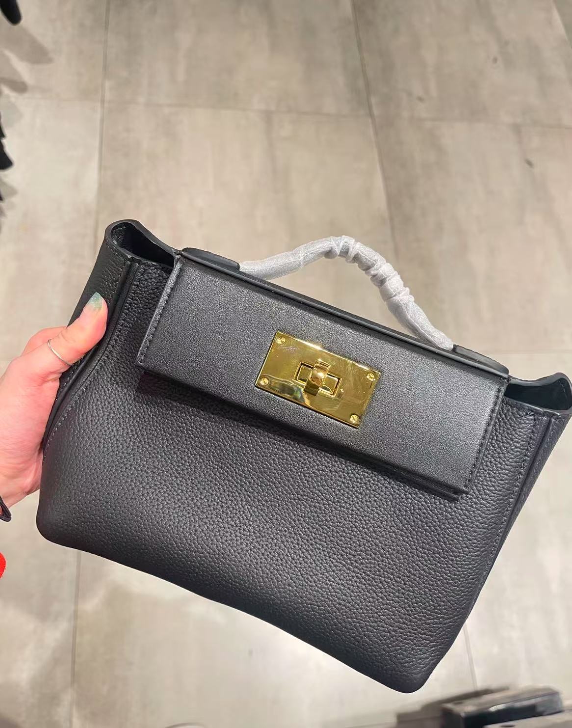 Minimalistische Damen Leder Schloss Verschluss Knödel-förmige Top Handle Tasche photo review