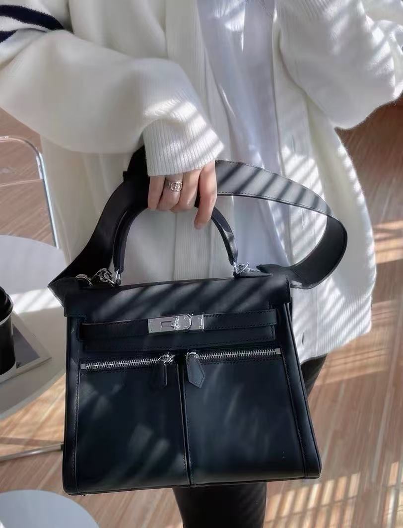 Minimalistische Damen Tasche aus echtem Leder mit zwei Reißverschlusstaschen und Verschluss am oberen Griff photo review