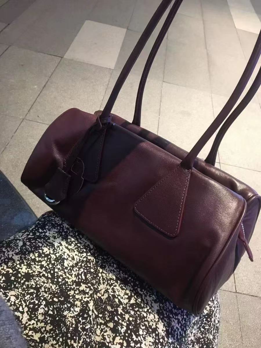 Minimalistische Baguette-Tasche aus echtem Leder in Kissenform für Damen photo review