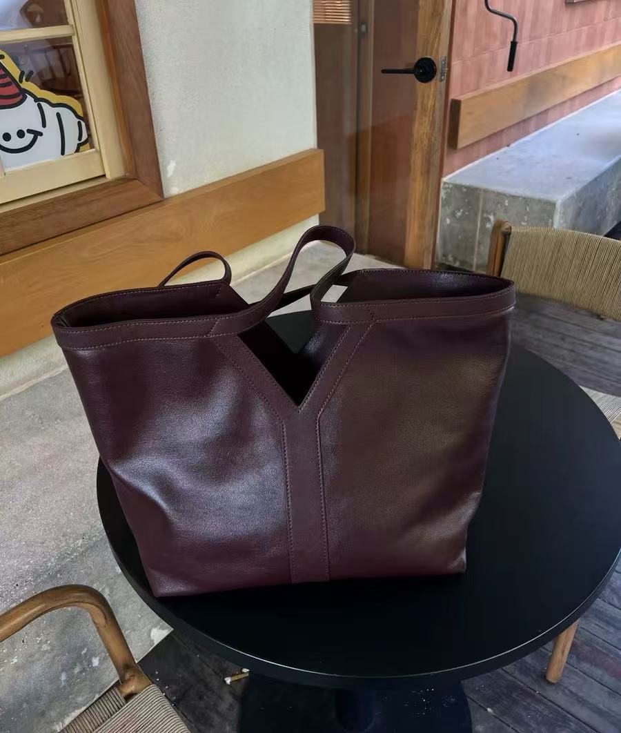 Minimalistische V-förmige Tote Tasche aus echtem Leder für Damen photo review