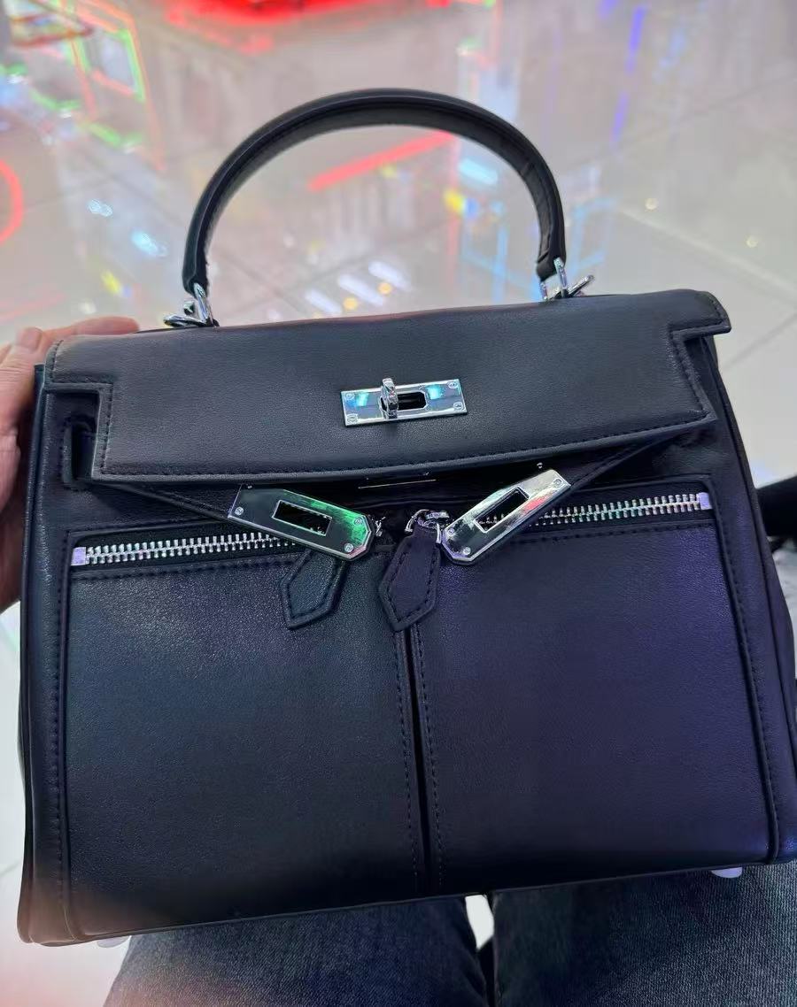 Minimalistische Damen Tasche aus echtem Leder mit zwei Reißverschlusstaschen und Verschluss am oberen Griff photo review