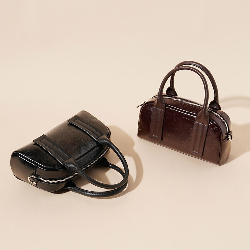 Minimalistische Crossbody Handtasche aus echtem Leder in Kissenform für Damen