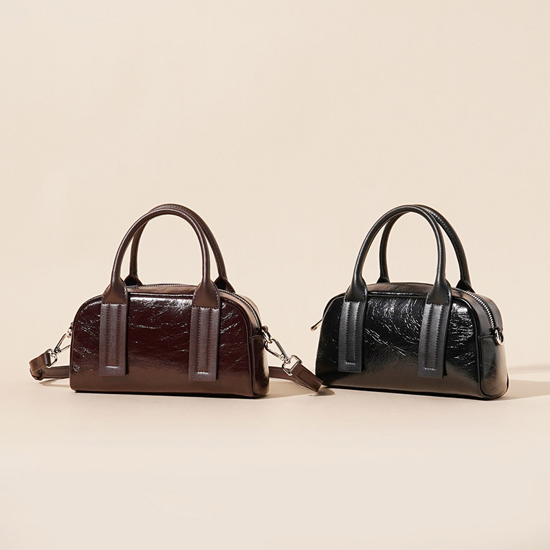 Minimalistische Crossbody Handtasche aus echtem Leder in Kissenform für Damen