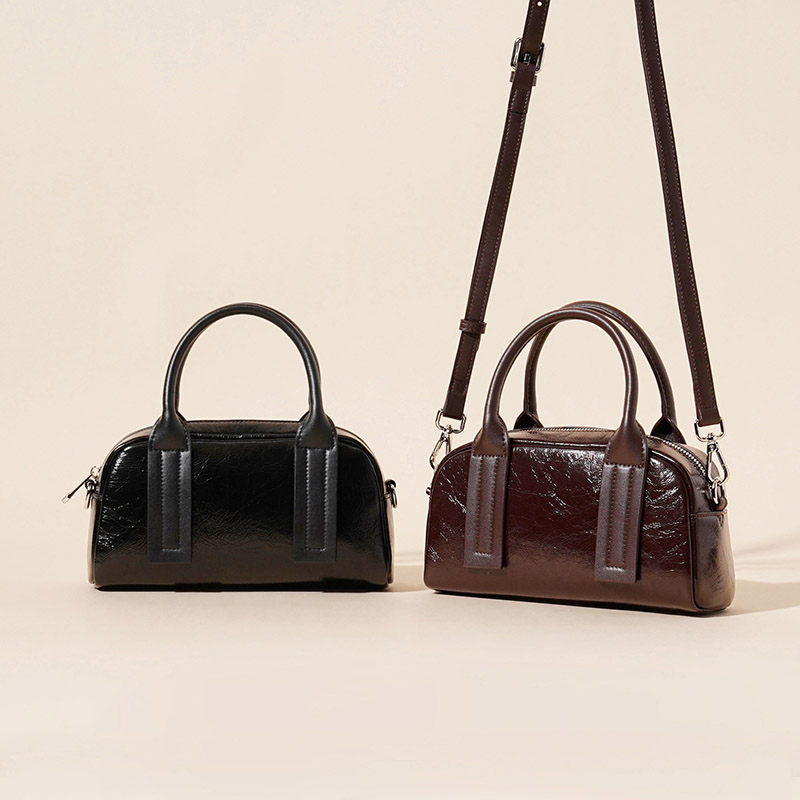 Minimalistische Crossbody Handtasche aus echtem Leder in Kissenform für Damen