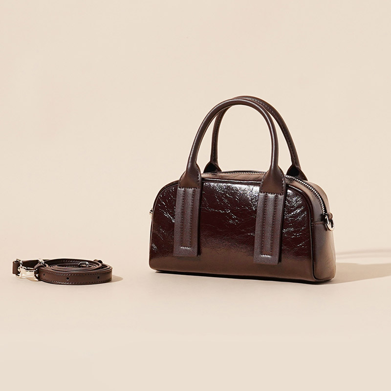Minimalistische Crossbody Handtasche aus echtem Leder in Kissenform für Damen