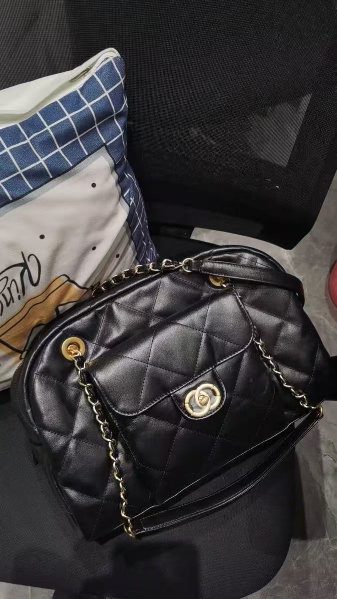 Schwarze minimalistische Damen Tasche aus gestepptem Leder Kette Boston Baguette photo review